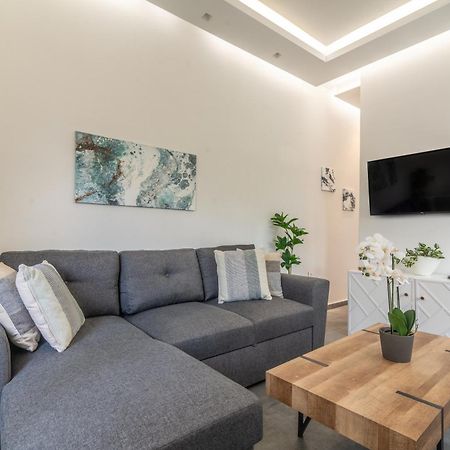 Misty Grey Apartment Near City Centre كاندية المظهر الخارجي الصورة